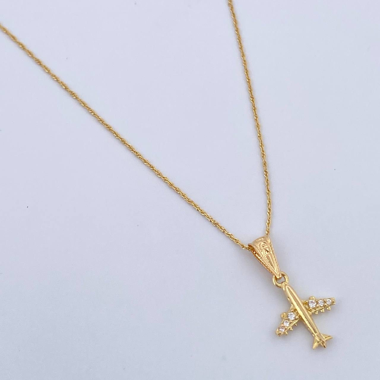 Set Cadena Singapur 1.05 / 45cm / 0.7mm + Dije Avion 0.6gr / 1.9cm Circones Blancos Oro Amarillo 18K (Oferta) $