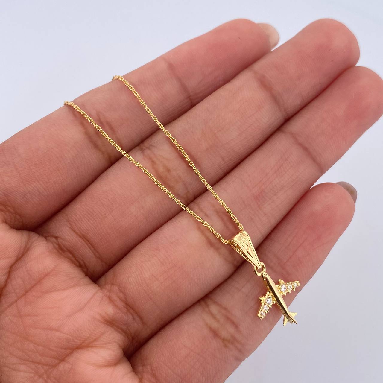 Set Cadena Singapur 1.05 / 45cm / 0.7mm + Dije Avion 0.6gr / 1.9cm Circones Blancos Oro Amarillo 18K (Oferta) $