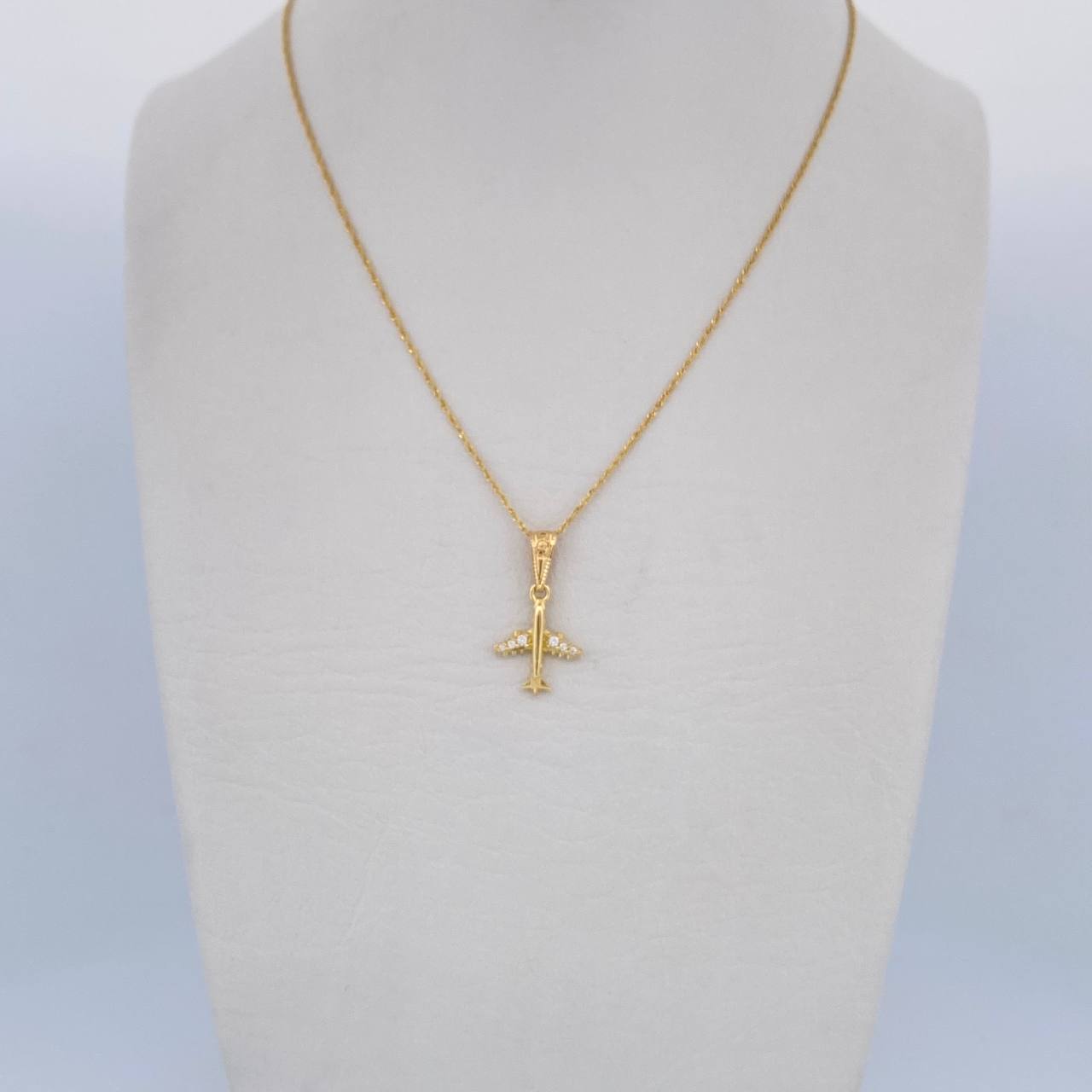 Set Cadena Singapur 1.05 / 45cm / 0.7mm + Dije Avion 0.6gr / 1.9cm Circones Blancos Oro Amarillo 18K (Oferta) $