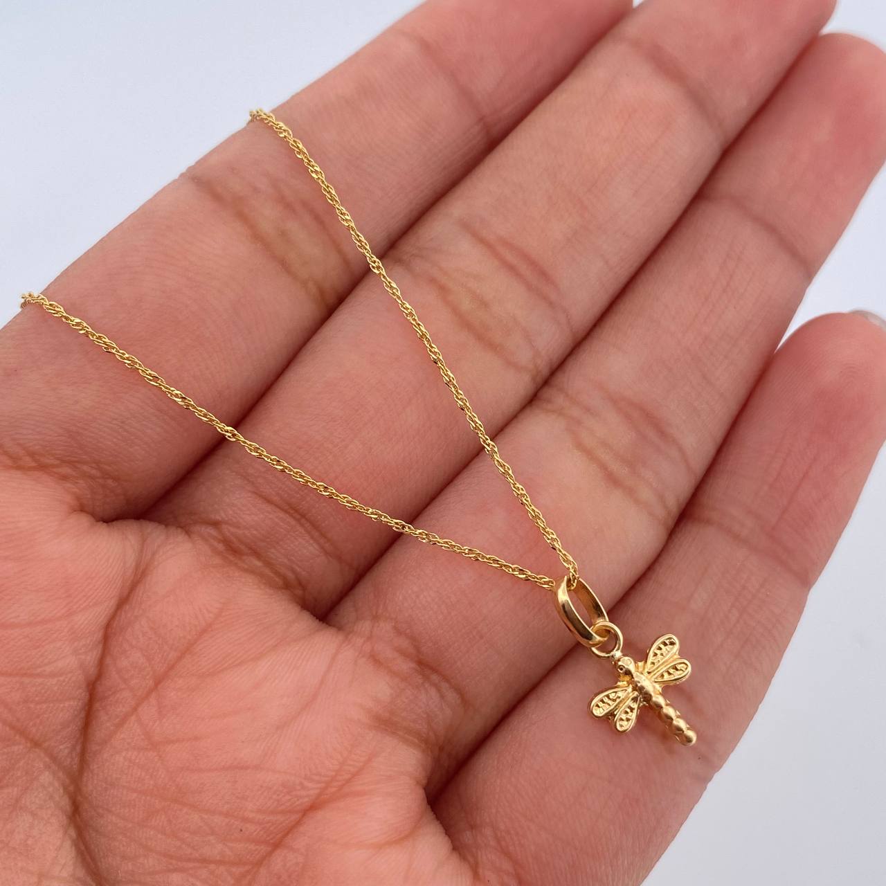 Set Cadena Singapur 1.15gr / 50.2cm / 0.7mm + Dije Libelula 0.4gr / 1.4cm Troquelado Oro Amarillo 18K (Oferta) $