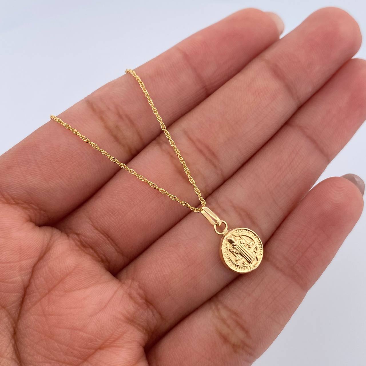 Set Cadena Singapur 1.05gr / 45cm / 0.7mm + Dije San Benito / 0.45gr / 1.4cm Troquelado Oro Amarillo 18K (Oferta) $