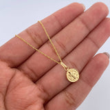 Set Cadena Singapur 1.05gr / 45cm / 0.7mm + Dije San Benito / 0.45gr / 1.4cm Troquelado Oro Amarillo 18K (Oferta) $