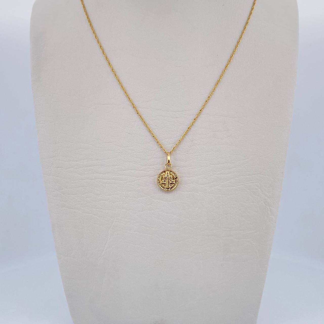 Set Cadena Singapur 1.05gr / 45cm / 0.7mm + Dije San Benito / 0.45gr / 1.4cm Troquelado Oro Amarillo 18K (Oferta) $