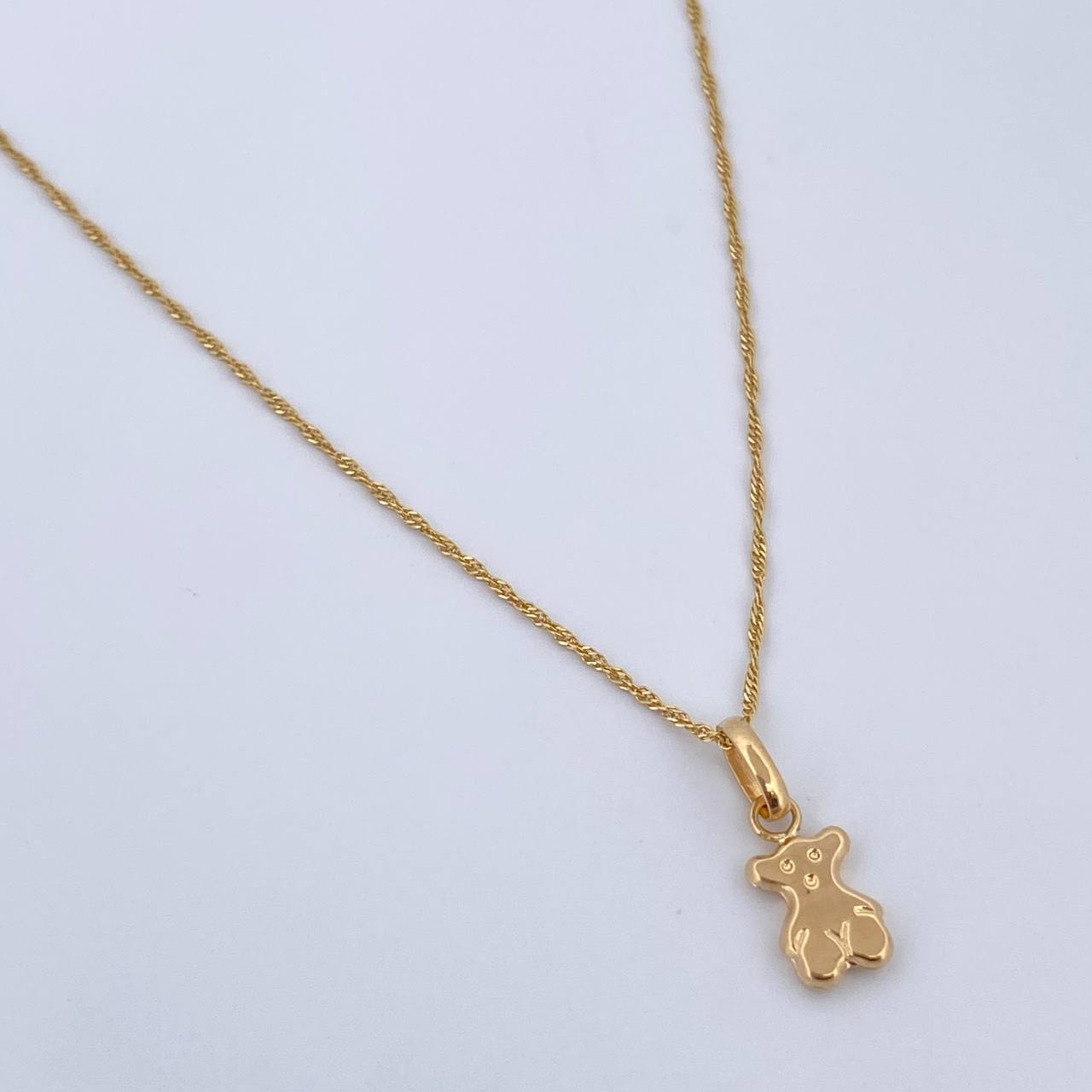 Set Cadena Singapur 1.05gr / 45cm / 0.7mm + Dije Oso Ts 0.35gr / 1.4cm Liso Oro Amarillo 18K (Oferta) $