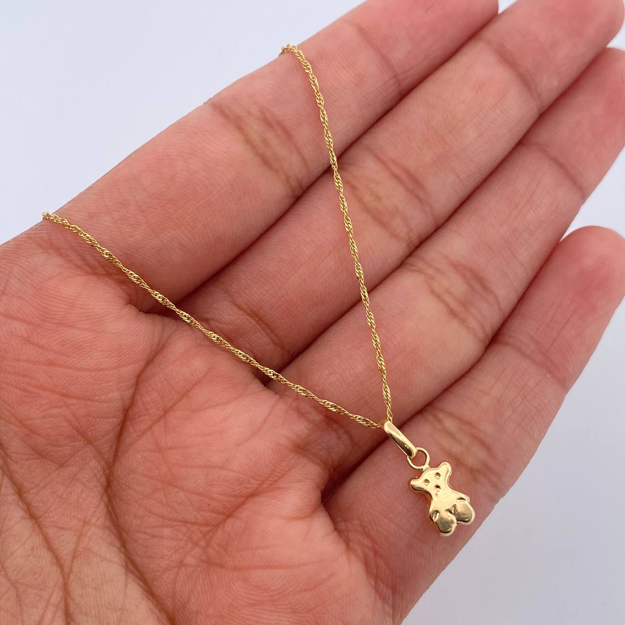 Set Cadena Singapur 1.05gr / 45cm / 0.7mm + Dije Oso Ts 0.35gr / 1.4cm Liso Oro Amarillo 18K (Oferta) $