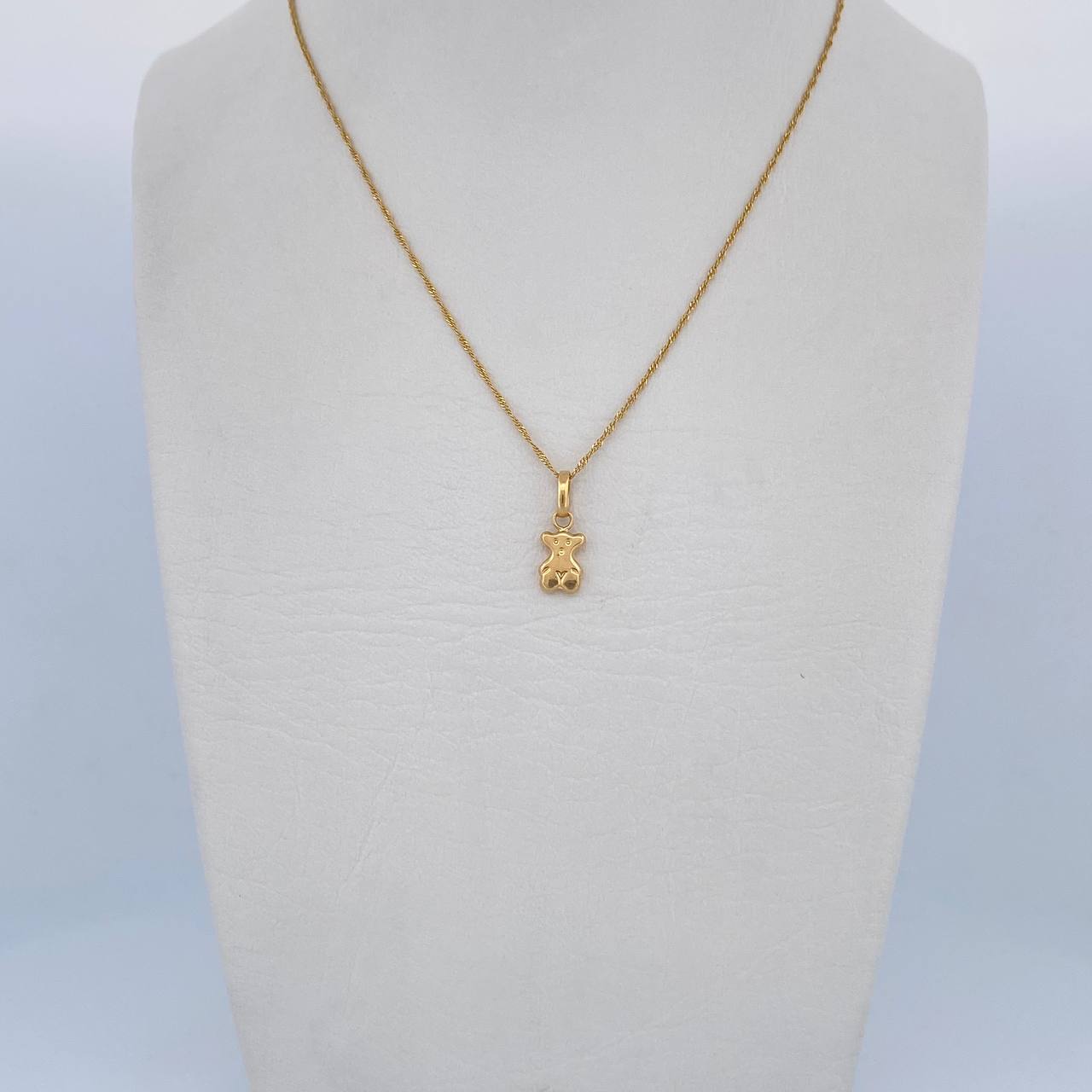 Set Cadena Singapur 1.05gr / 45cm / 0.7mm + Dije Oso Ts 0.35gr / 1.4cm Liso Oro Amarillo 18K (Oferta) $