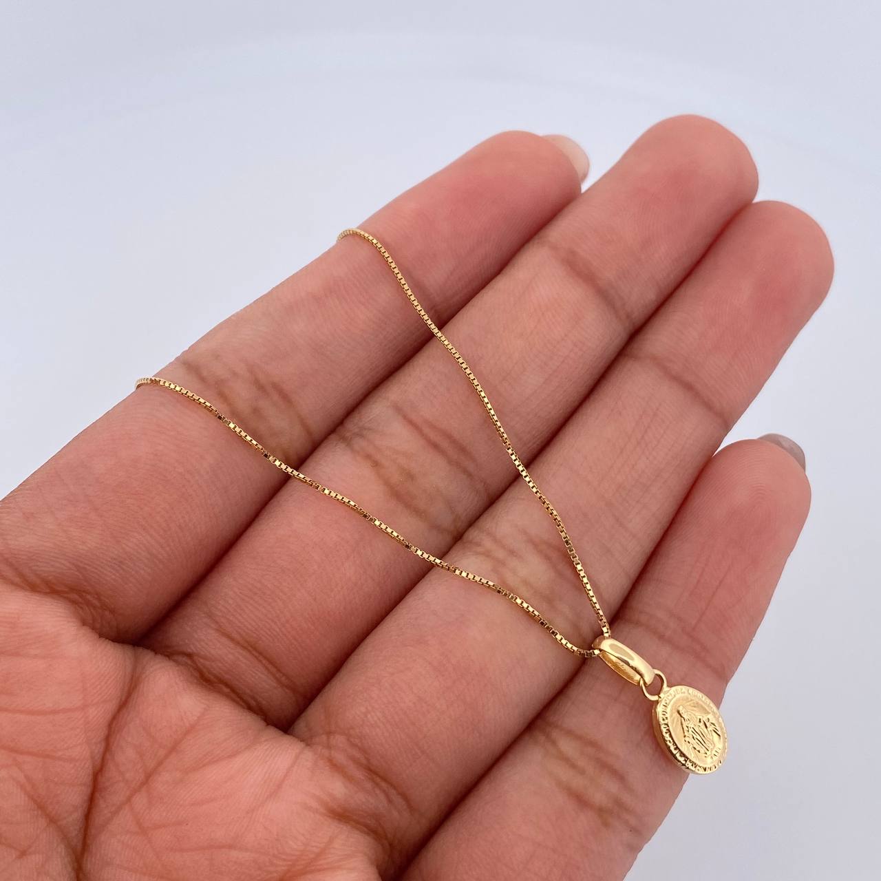 Set Cadena Veneciana 1.35gr/50.1cm/0.6mm + Dije Virgen Milagrosa 0.35gr/1.4cm Troquelado Oro Amarillo 18K (Oferta) $