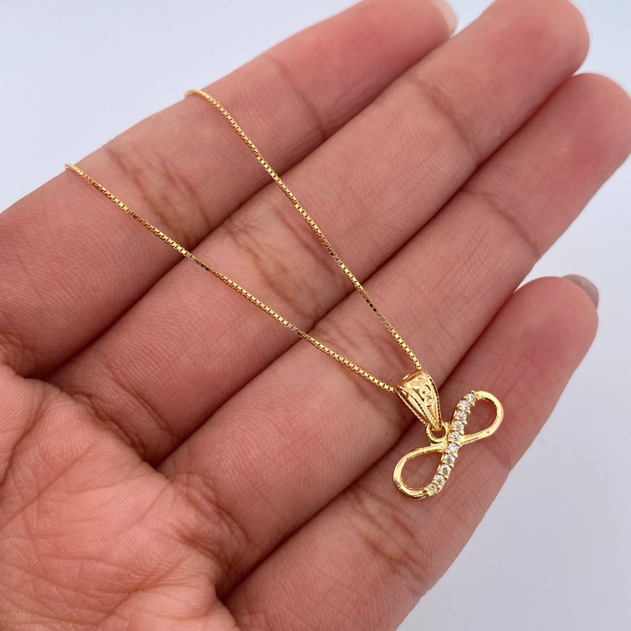 Set Cadena Veneciana 1.4gr / 50cm / 0.4mm + Dije Infinito 0.6gr / 1cm Circones Blancos Oro Amarillo 18K (Oferta) $