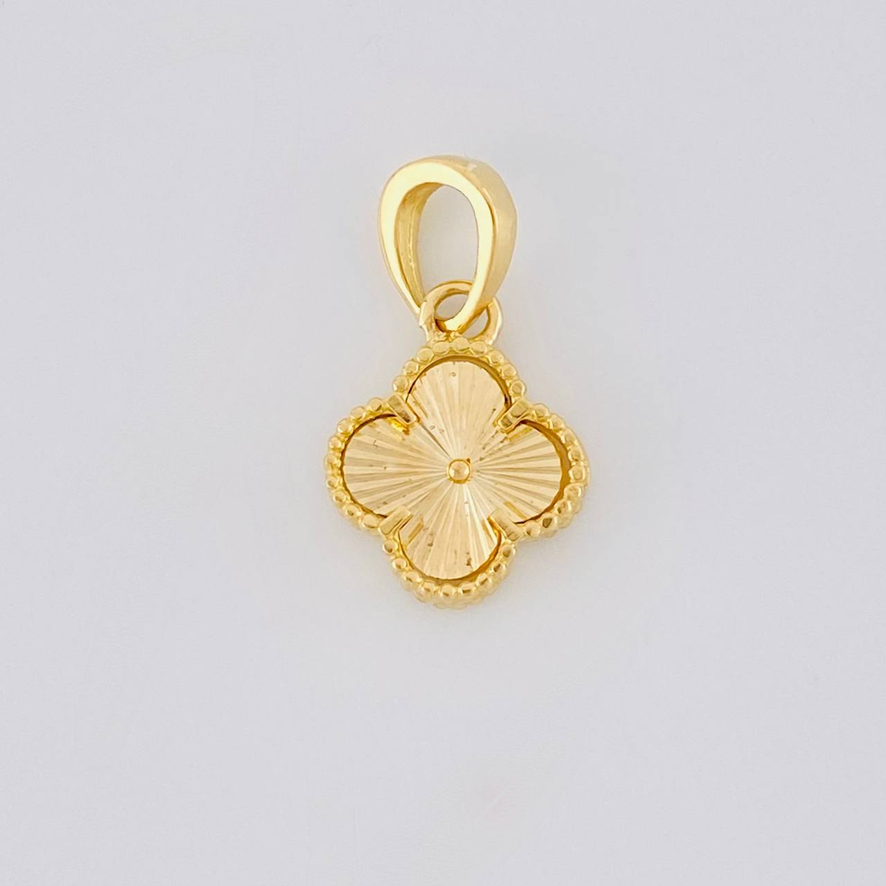 Dije Trebol Diamantado 1.3g / 1.7cm Oro Amarillo 18K