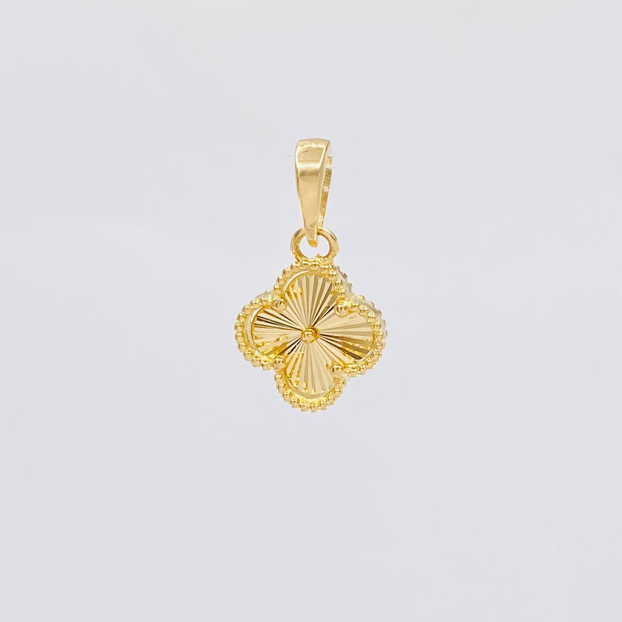 Dije Trebol Diamantado 1.35g / 1.7cm Oro Amarillo 18K