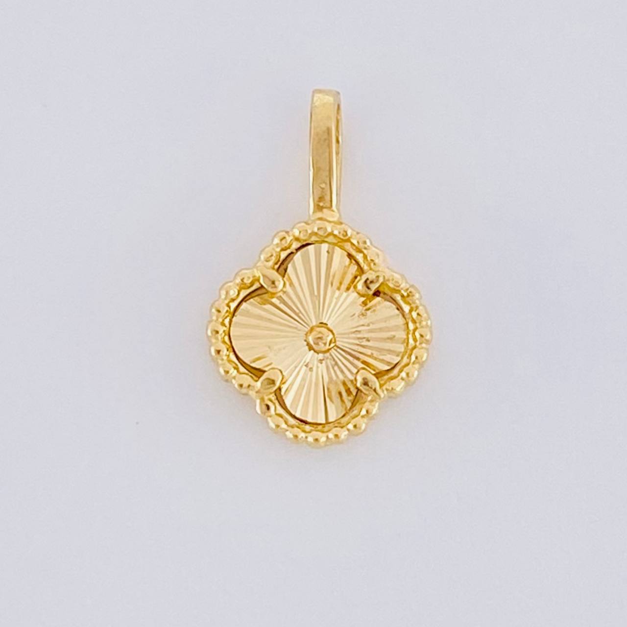 Dije Trebol Diamantado 0.7g / 1.2cm Oro Amarillo 18K