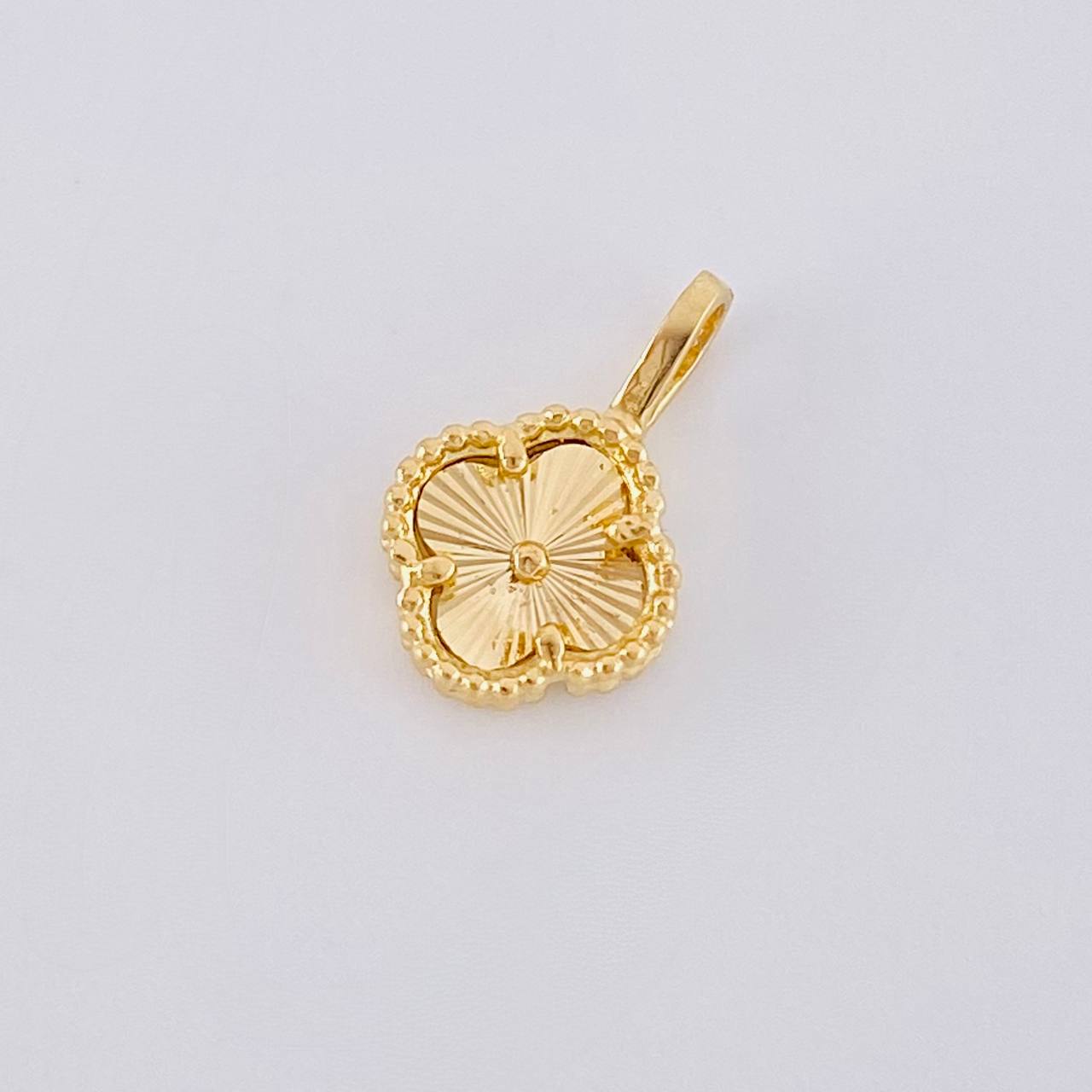Dije Trebol Diamantado 0.7g / 1.2cm Oro Amarillo 18K