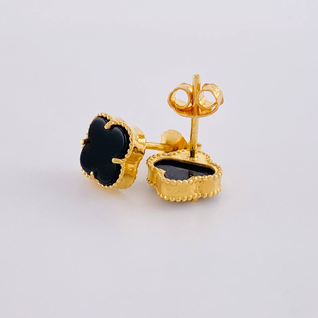 Topos Trebol Onix Negro 2g / 7.9mm Oro Amarillo 18K