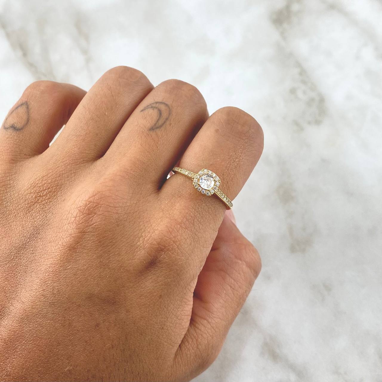 Anillo Solitario Halo Tupido 2.1gr / T7  / Circones Blancos Oro Amarillo 18K *