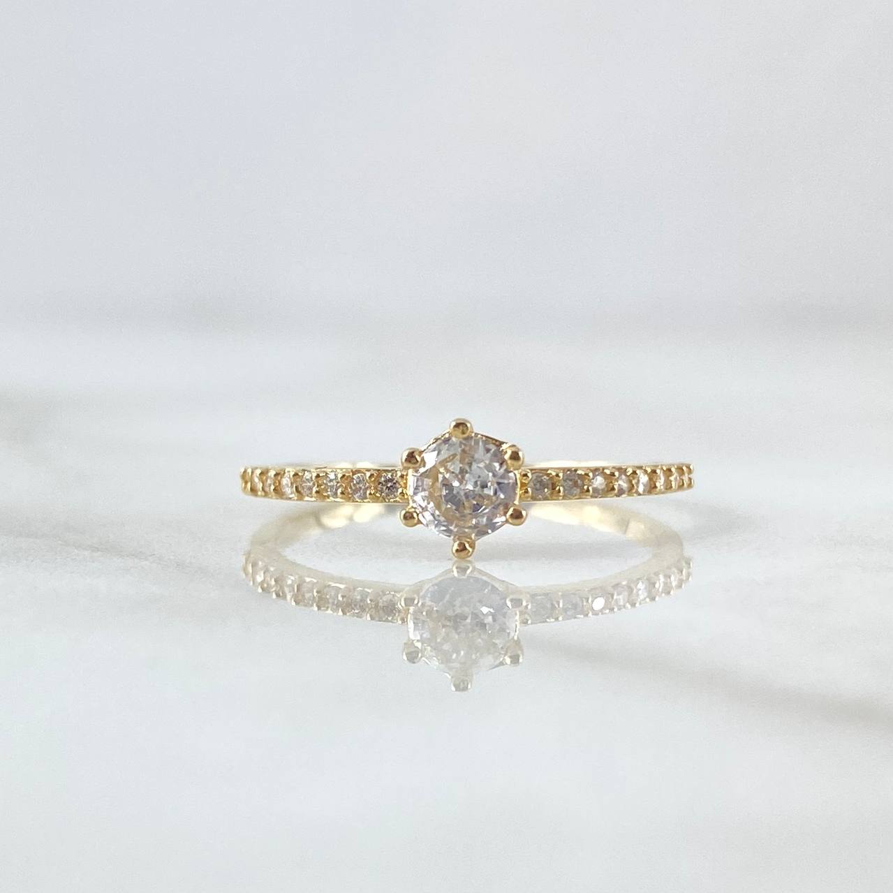 Anillo Solitario Media Churumbela 1.4gr / T6 / Circones Blancos Oro Amarillo 18K *