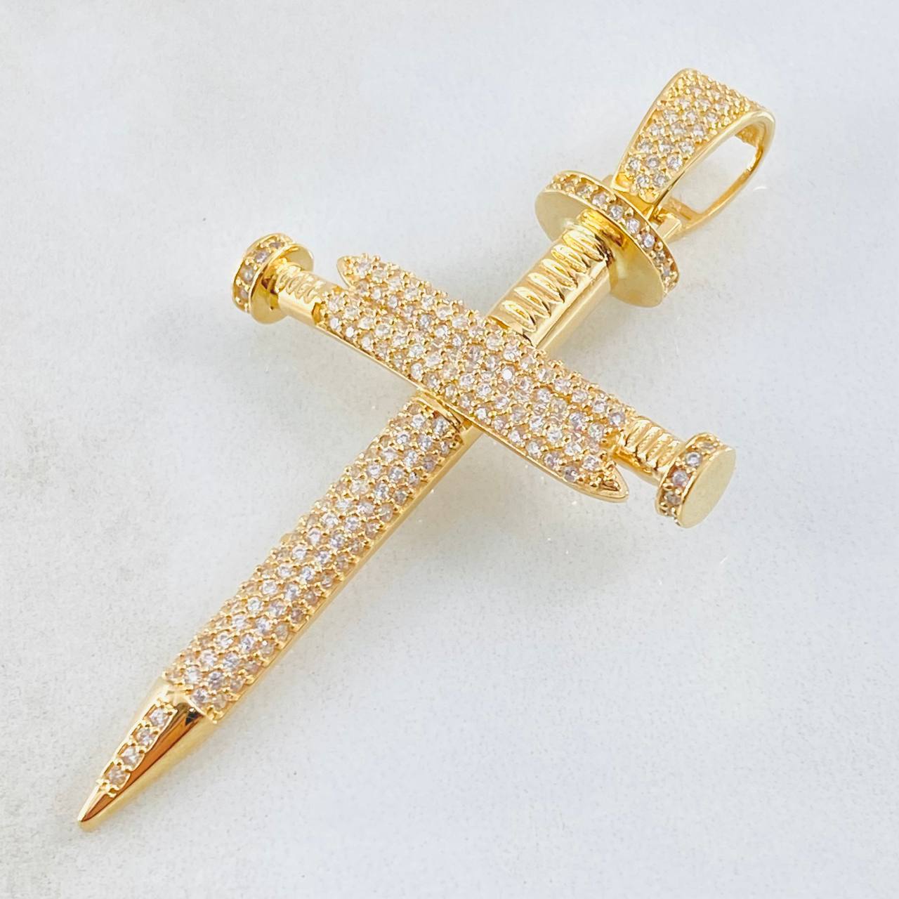 Dije Cruz Clavos 8.65gr / 6cm / Oro Amarillo 18K ©