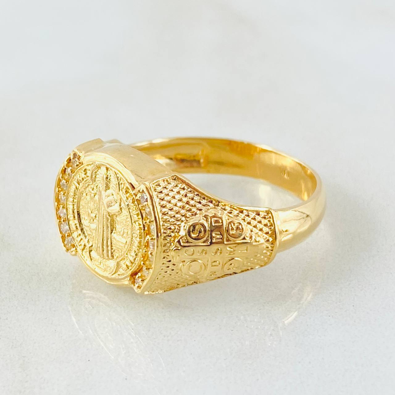 Anillo San Benito Escudo Punteado 8.7gr / T11 / Oro Amarillo 18K ©