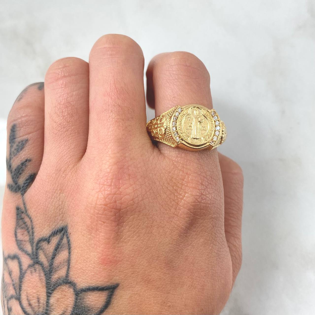 Anillo San Benito Escudo Punteado 8.7gr / T11 / Oro Amarillo 18K ©