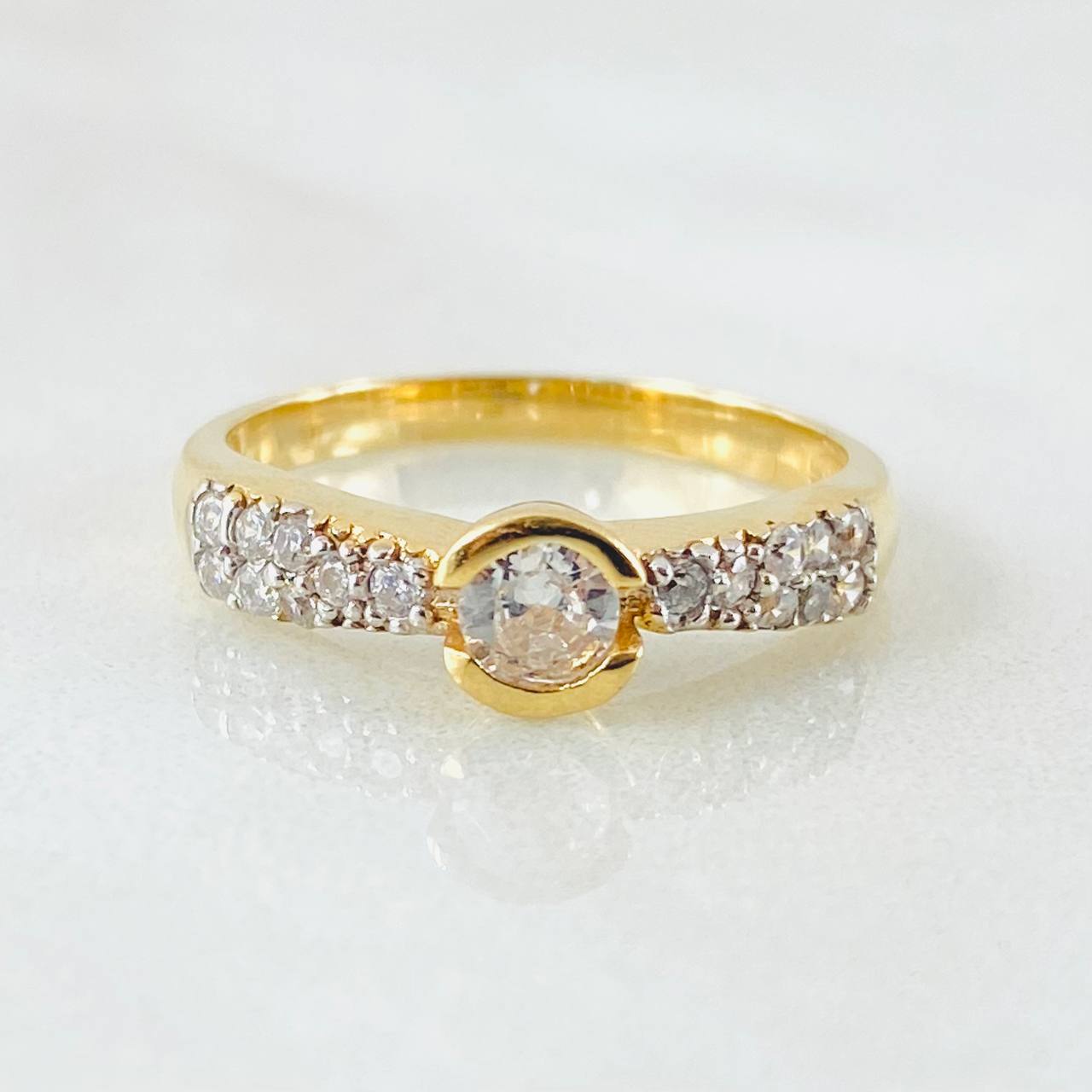 Anillo Solitario Semi Circulo 3.3gr / T7 / Dos Oros Amarillo Blanco 18K *