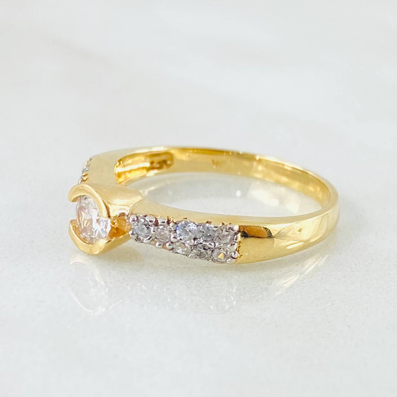 Anillo Solitario Semi Circulo 3.3gr / T7 / Dos Oros Amarillo Blanco 18K *