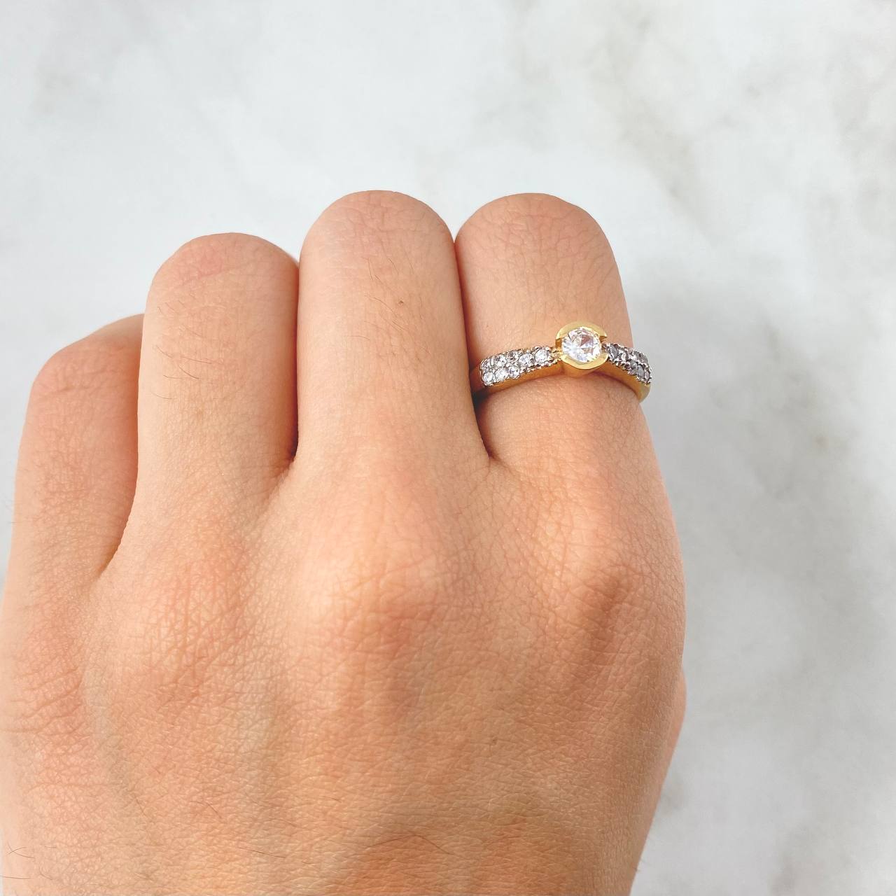 Anillo Solitario Semi Circulo 3.3gr / T7 / Dos Oros Amarillo Blanco 18K *