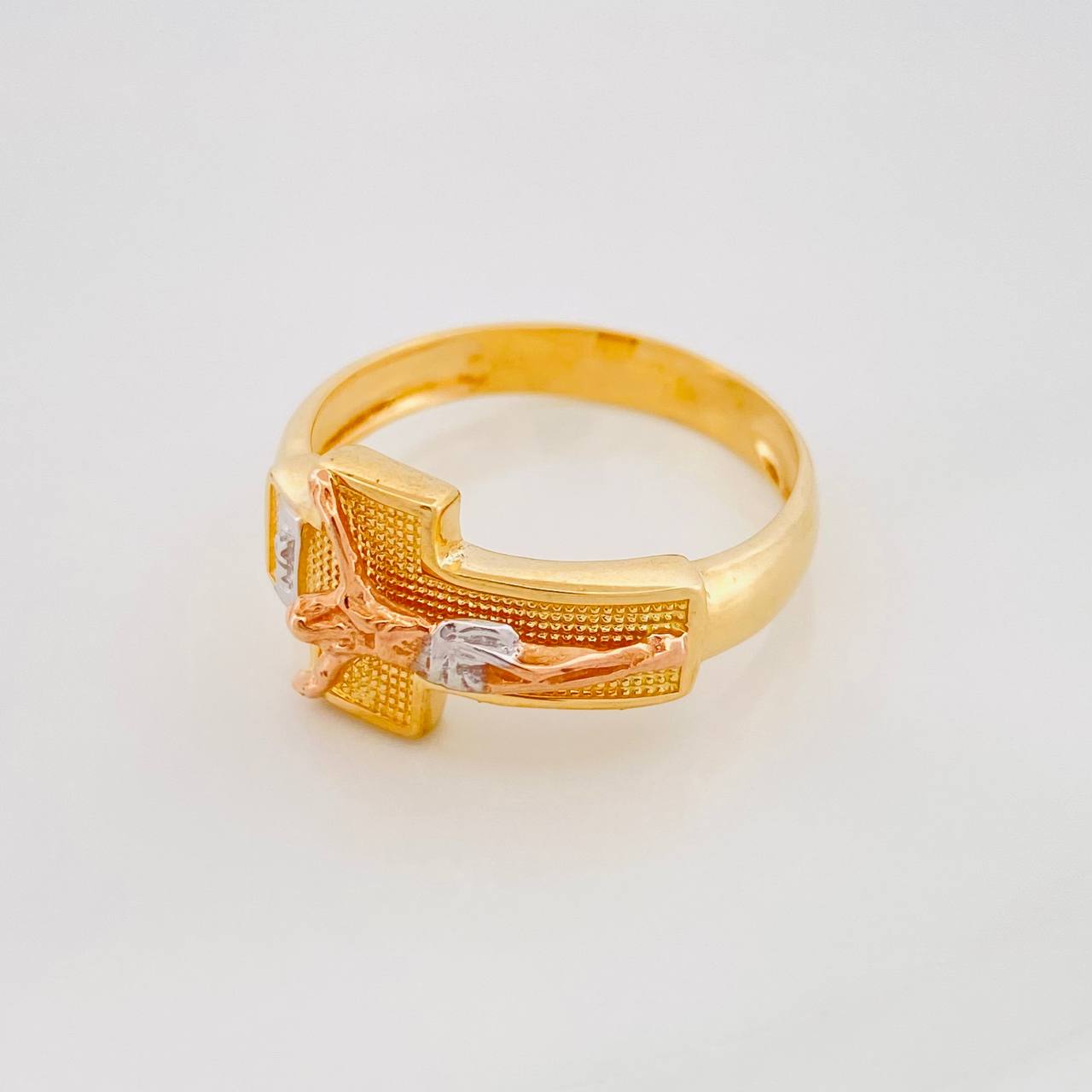 Anillo Cruz Cristo 5.25g / T10 Tres Oros 18K