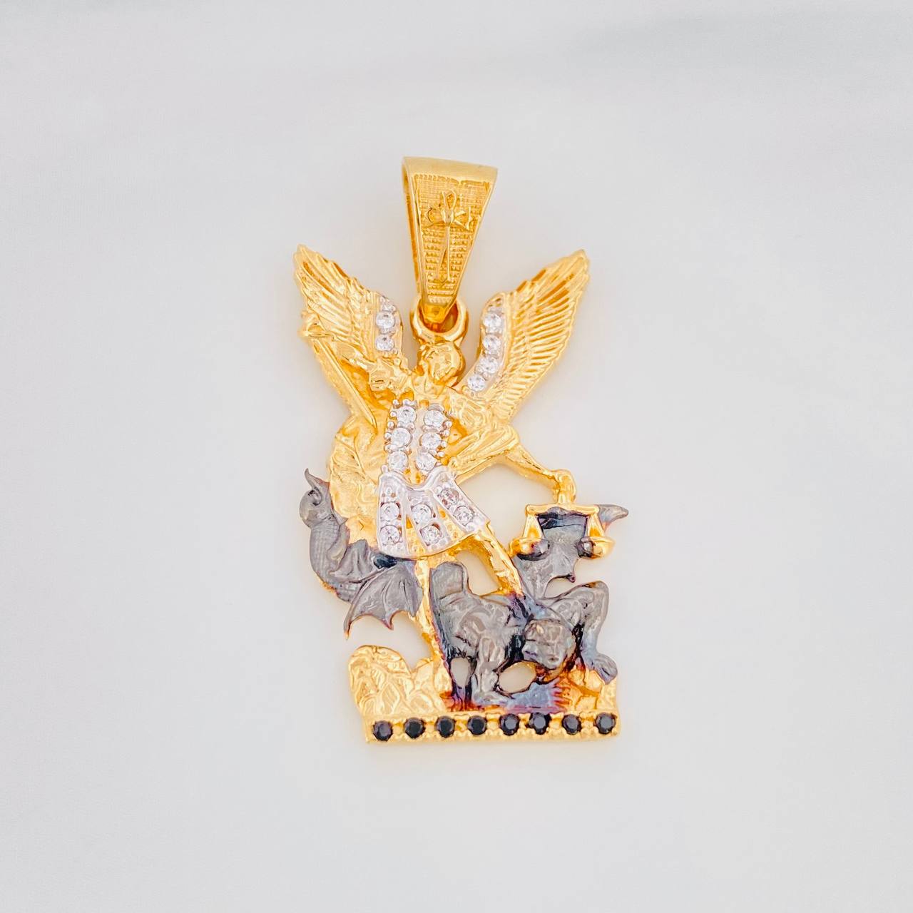 Dije San Miguel 4.05g / 3cm Dos Oros Negro Amarillo 18K