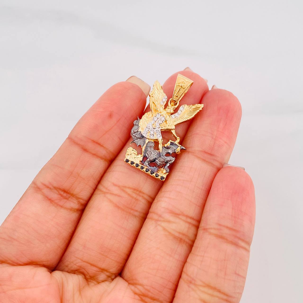 Dije San Miguel 4.05g / 3cm Dos Oros Negro Amarillo 18K