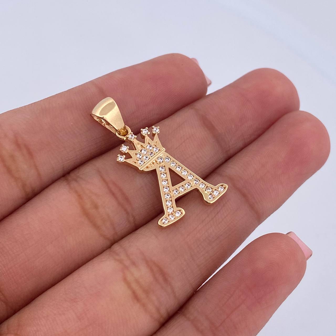 Dije Letra A Corona 1.75gr / 2.7cm / Circones Blancos Oro Amarillo 18K &