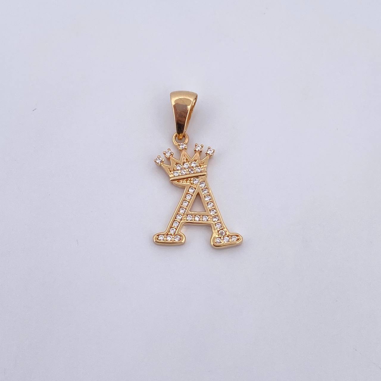 Dije Letra A Corona 1.75gr / 2.7cm / Circones Blancos Oro Amarillo 18K &