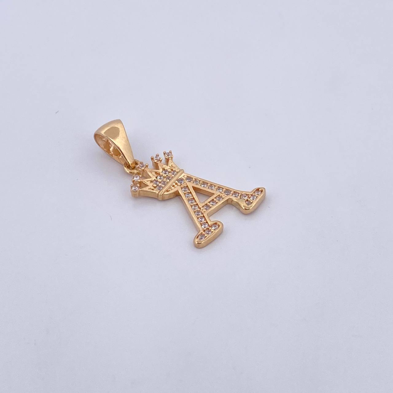 Dije Letra A Corona 1.75gr / 2.7cm / Circones Blancos Oro Amarillo 18K &