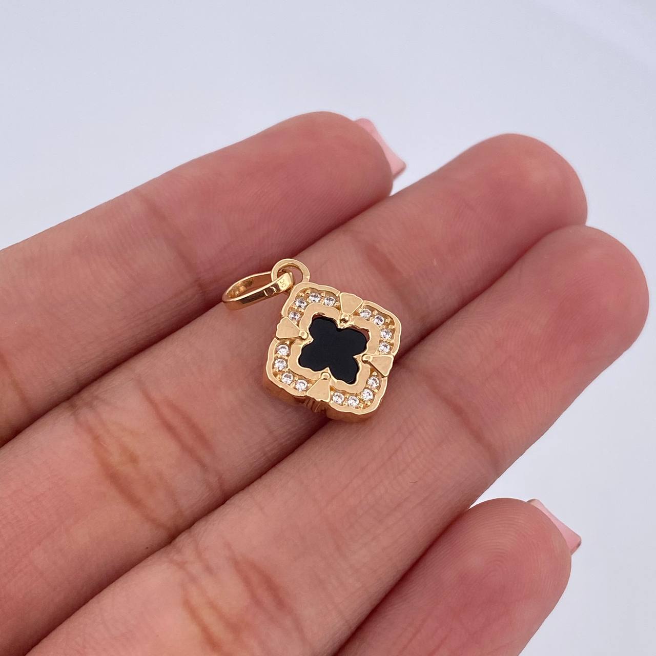 Dije Flor Trebol 1.65gr / 1.9cm / Onix Negra Circones Blancos Oro Amarillo 18K &