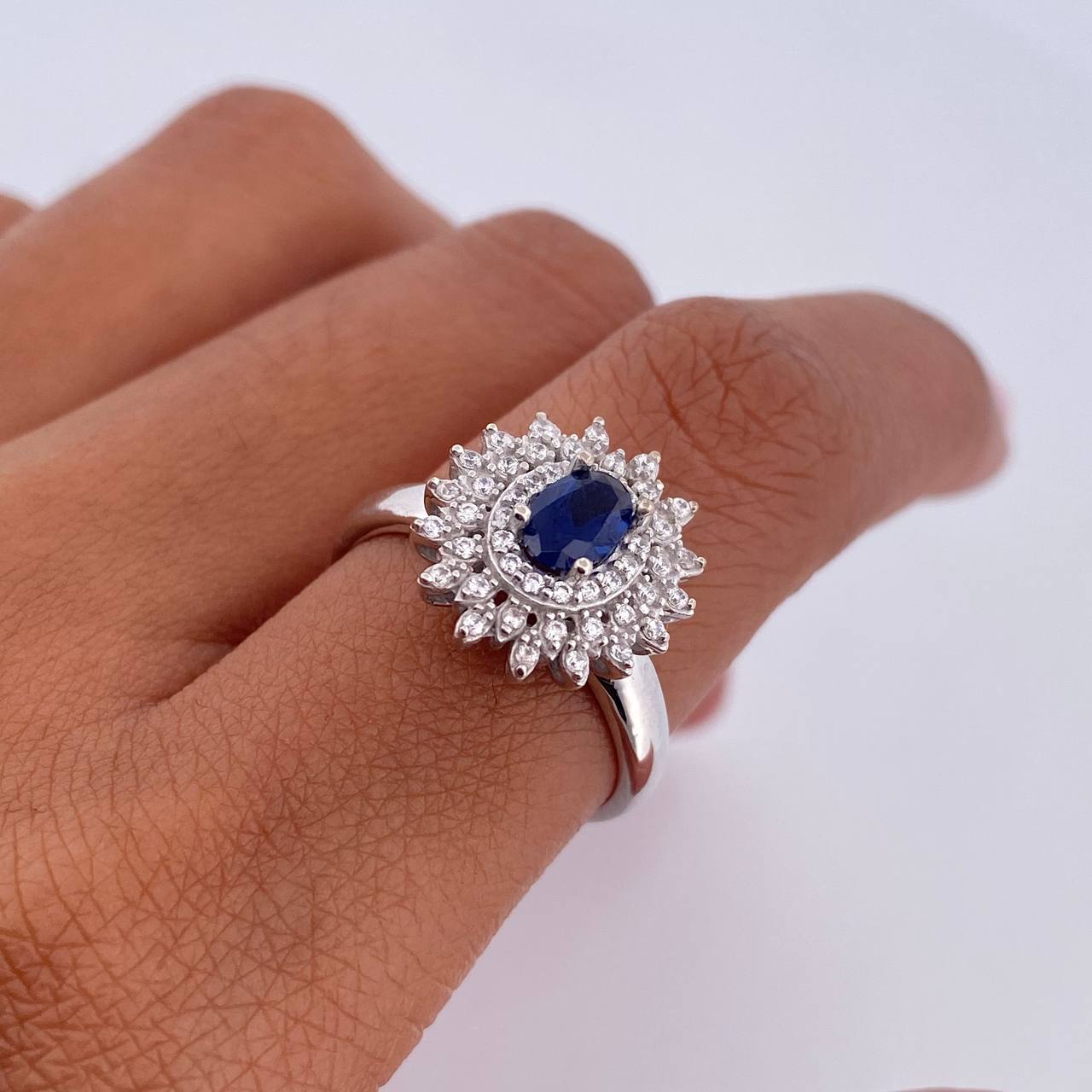 Anillo Solitario Halo 3.75gr / T6 3/4 / Circones Azul Blancos Oro Blanco 18K &