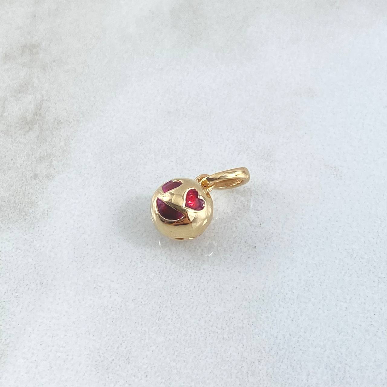 Dije Emoji Ojos de Corazón 1.4gr / 1.5cm / Texturizado Rojo Oro Amarillo 18K ©