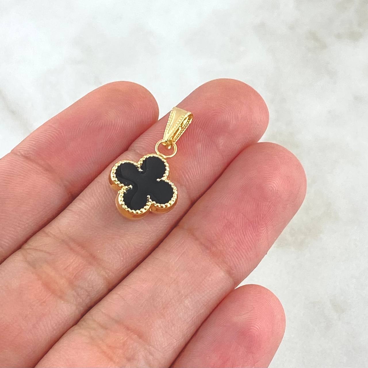 Dije Trébol VCyA 0.95gr / 2.3cm / Resina Negra Cargador Bordeado Oro Amarillo 18K ©
