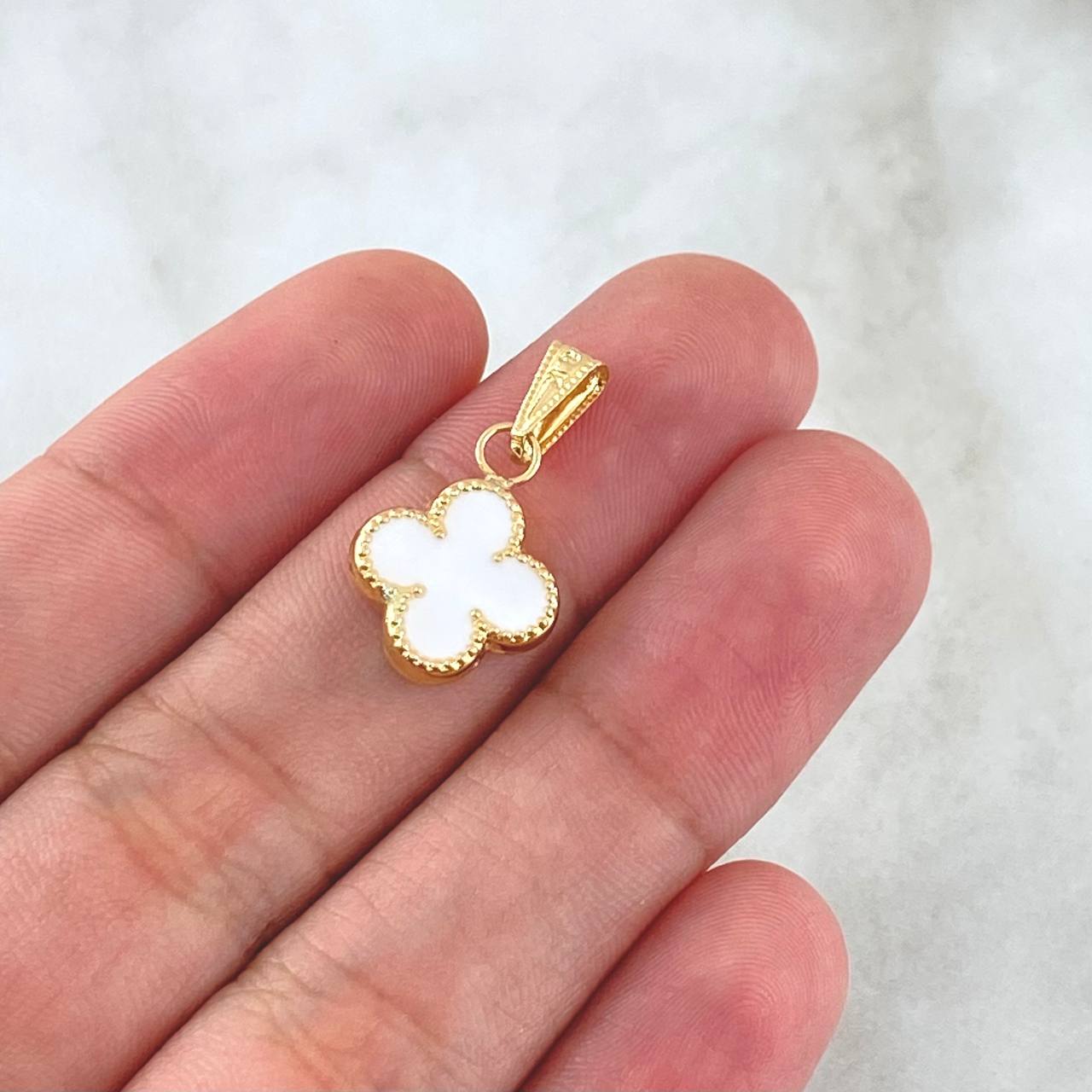 Dije  Trébol VCyA  0.85gr / 2cm / Resina Blanca Borde Punteado Oro Amarillo Nac.Esp. 18K