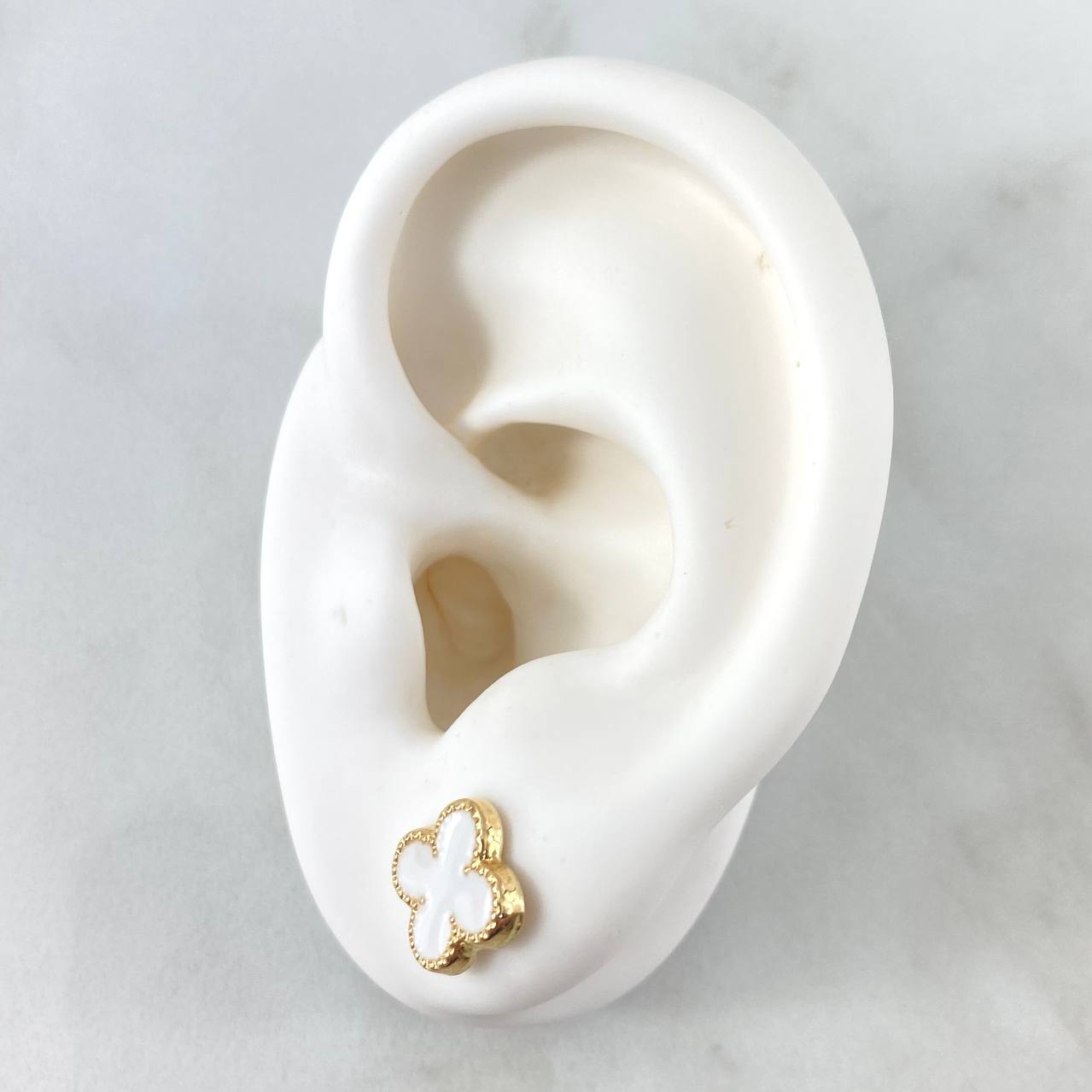 Topos Trébol VCyA 1.35gr / 9mm Resina Blanca Broche Mariposa Oro Amarillo 18K