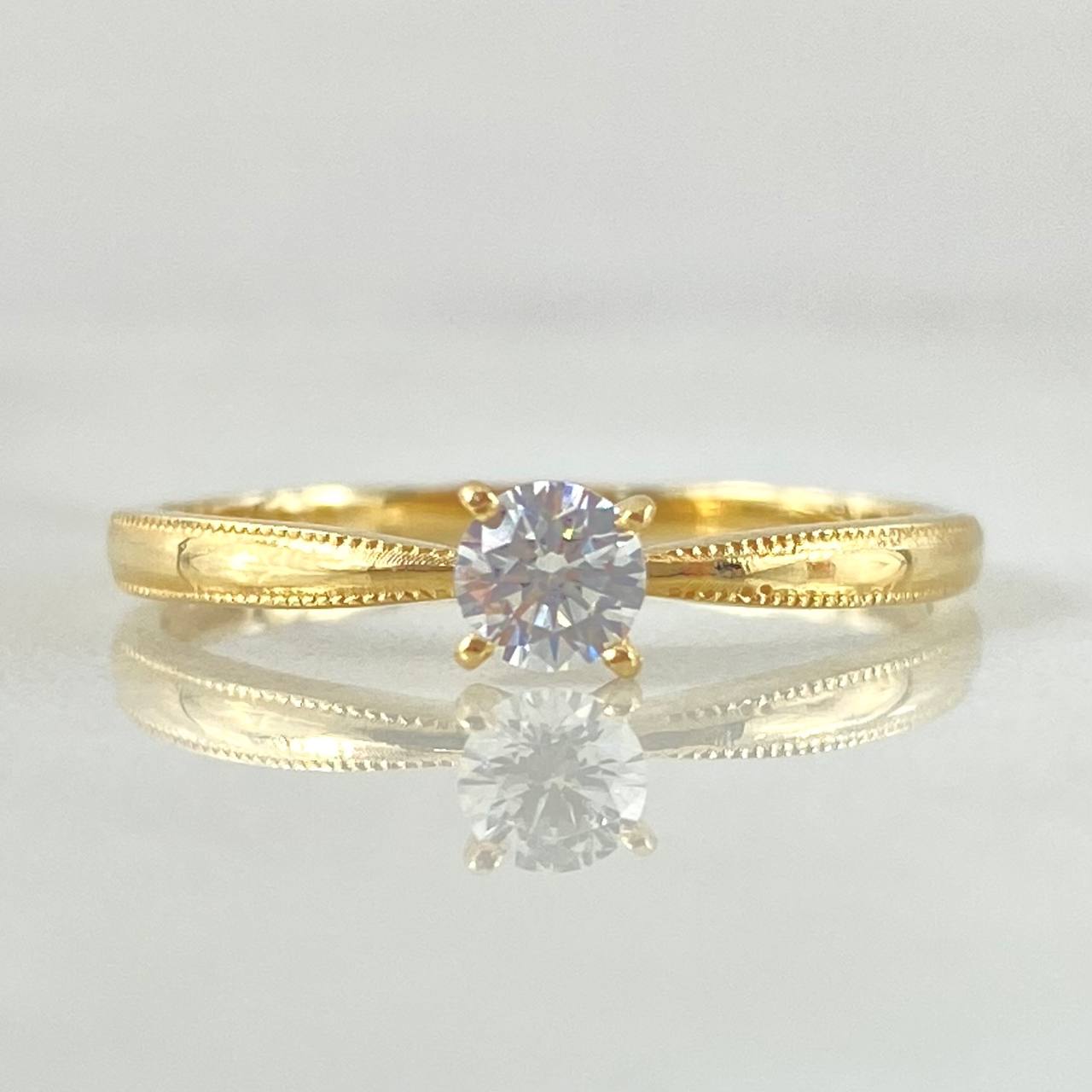 Anillo Solitario Bordeado 1.8gr / T8 1/4 / Oro 18K