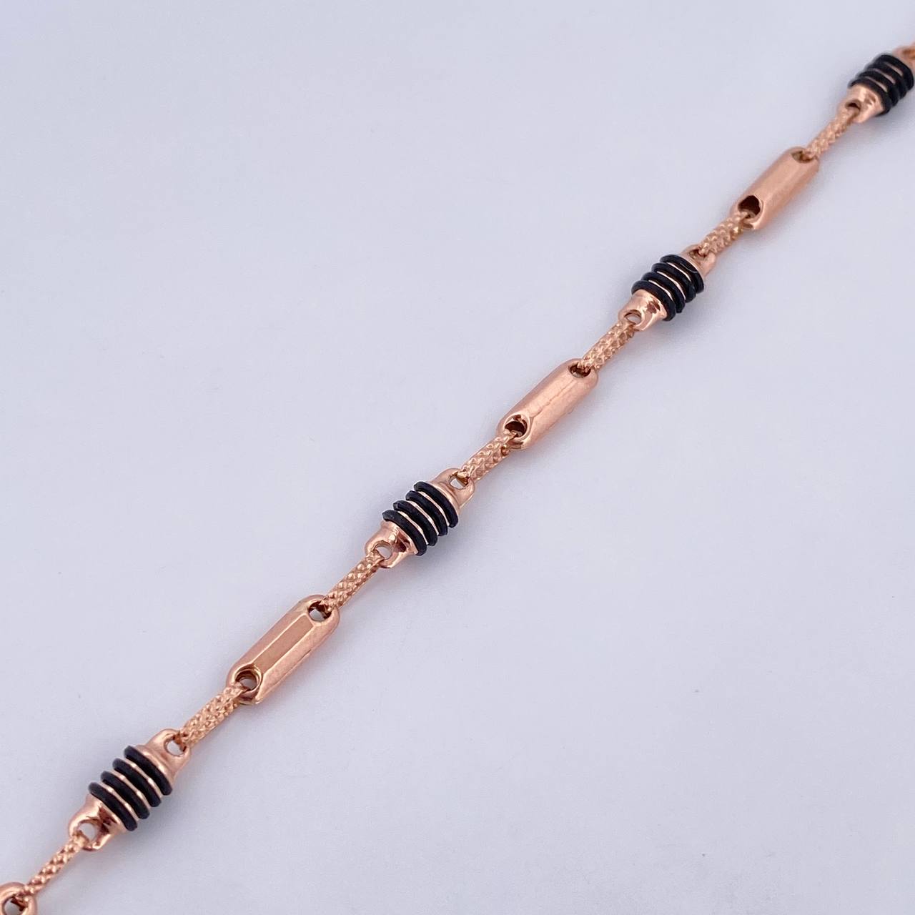 Pulso Rustico Barril 3.75gr / 21cm / 3.8mm Cauchos Negros Oro Rosa 18K $