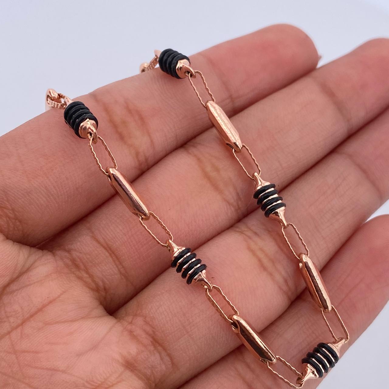 Pulso Rustico Barril 3.75gr / 21cm / 3.8mm Cauchos Negros Oro Rosa 18K $