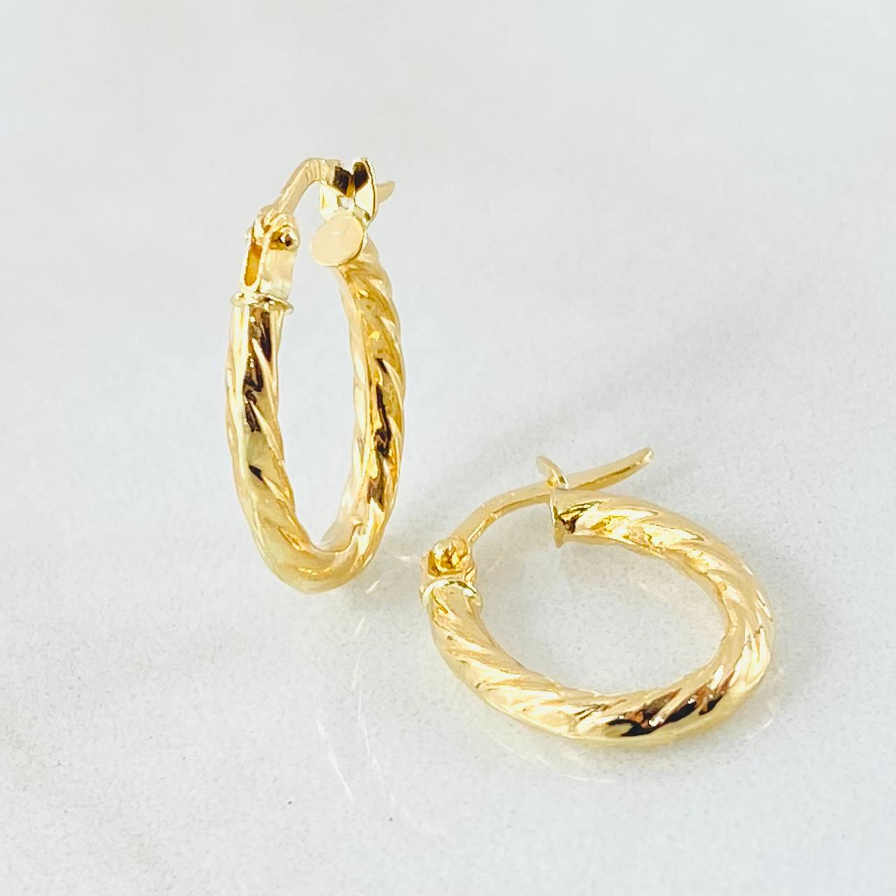 Candongas Mary Ovalada 1.2gr / 1.8cm / Oro Amarillo 18K ©