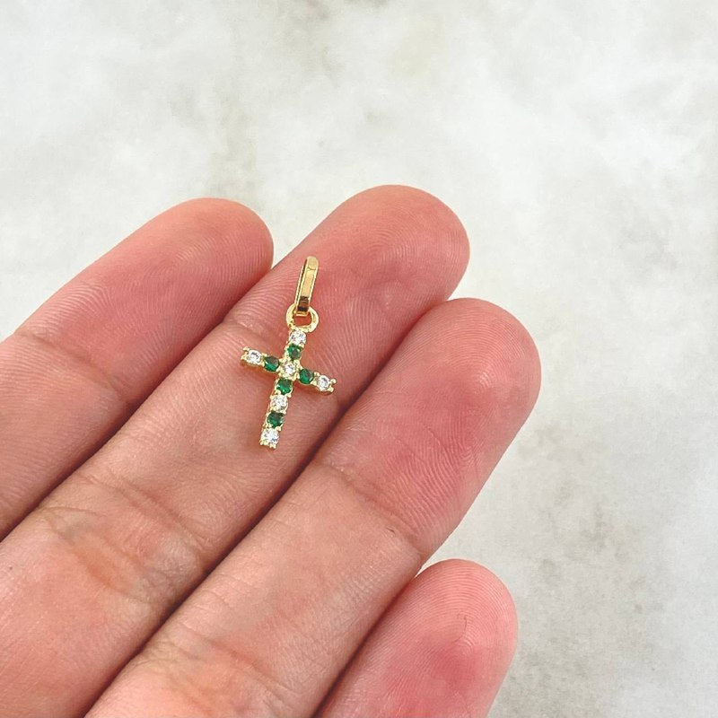Dije Cruz Basteada Intercalada 0.65gr / 2cm / Circones Blancos Y Verdes Oro Amarillo 18K ©