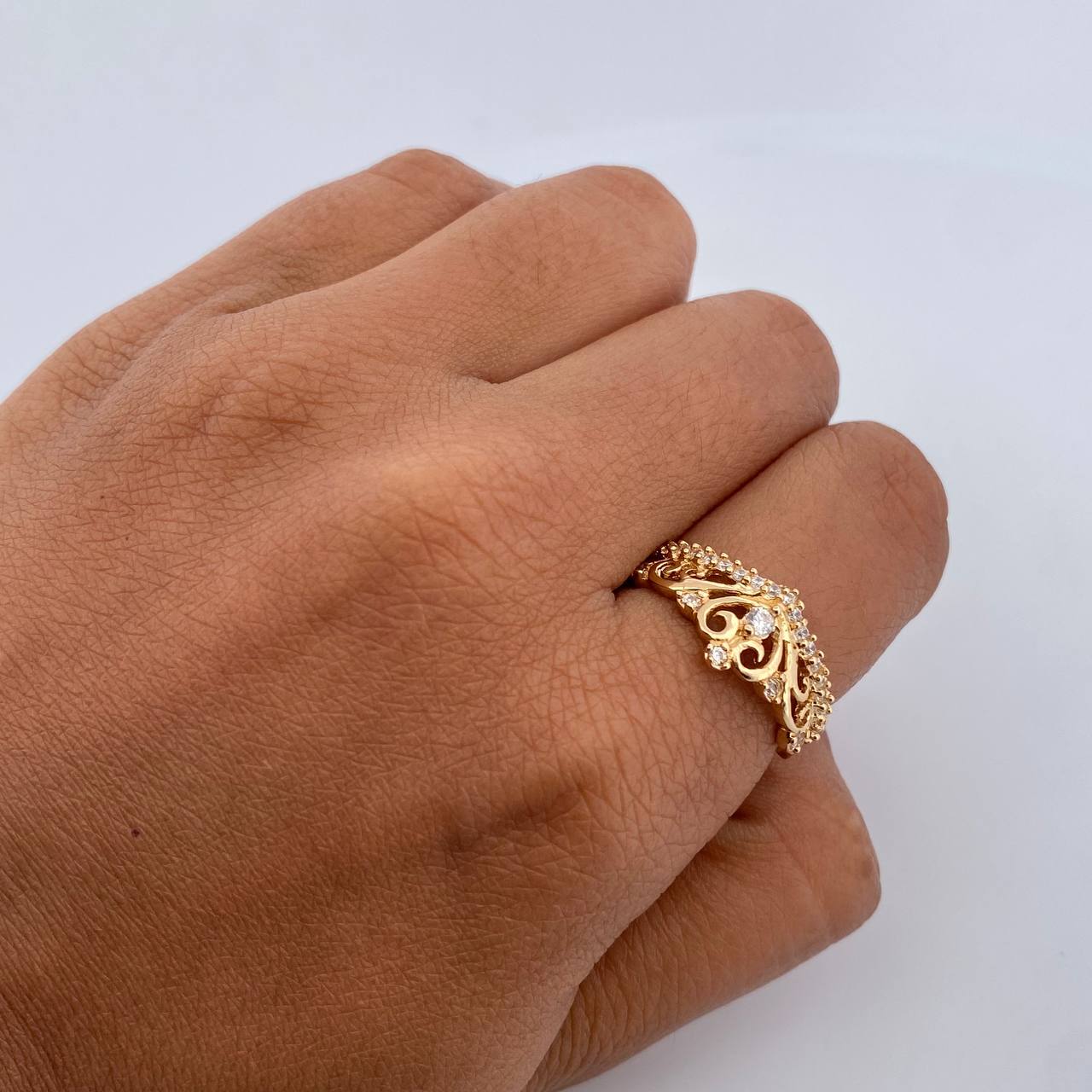 Anillo Corona 2.7gr / T7 / Circones Blancos Oro Amarillo 18K $