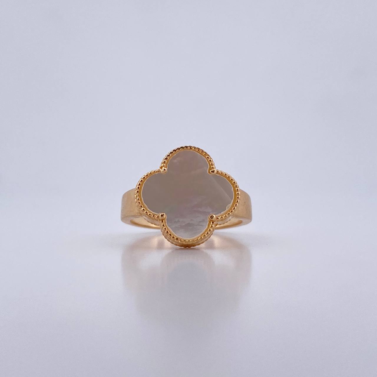 Anillo Trebol 3.9gr / T6 3/4 / Nacar Blanco Oro Amarillo 18K $