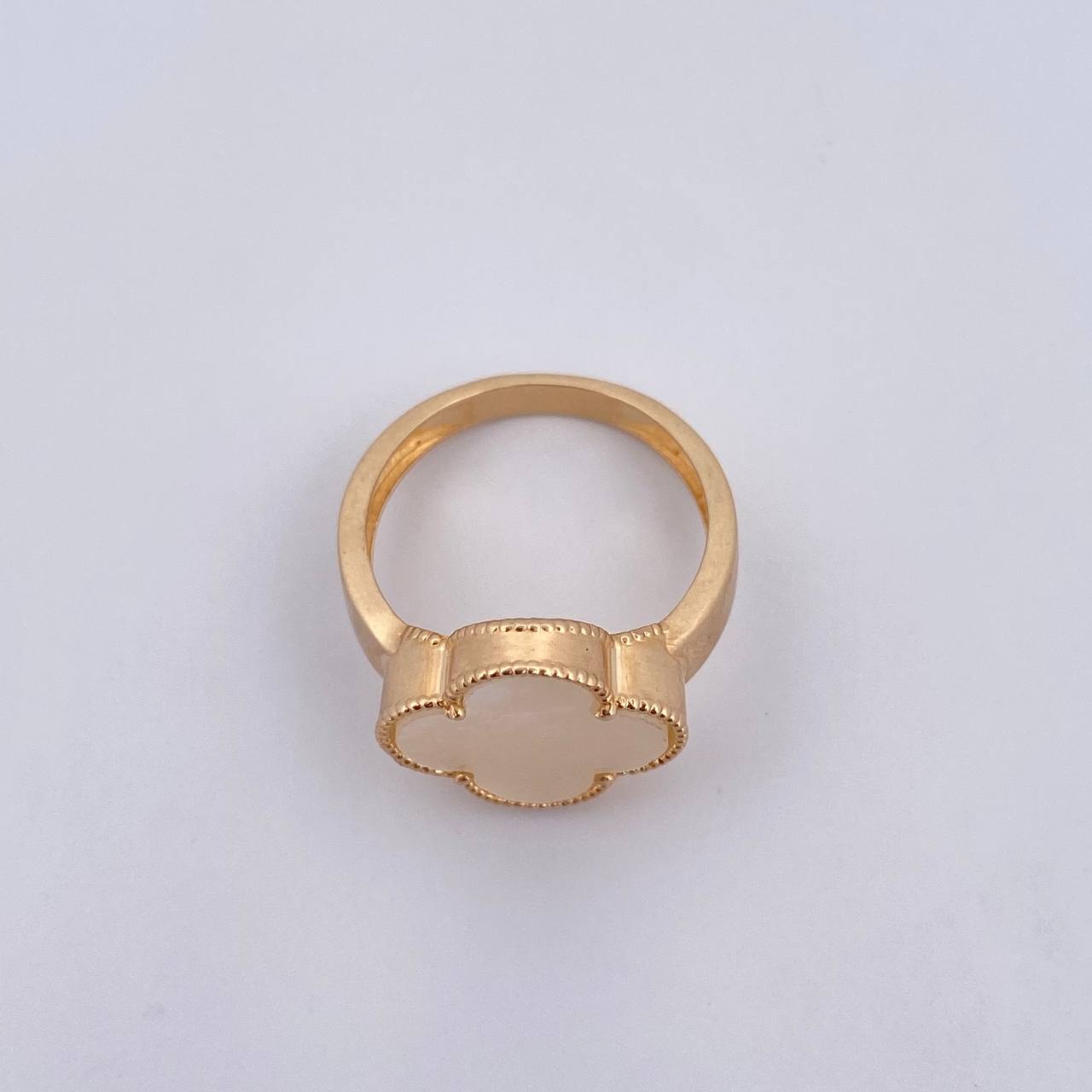 Anillo Trebol 3.9gr / T6 3/4 / Nacar Blanco Oro Amarillo 18K $
