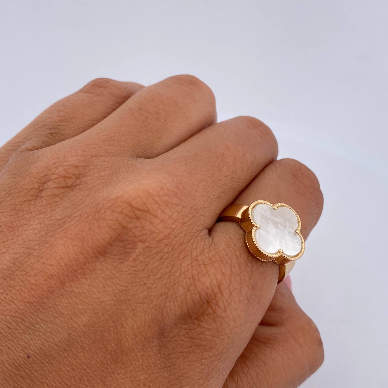Anillo Trebol 3.9gr / T6 3/4 / Nacar Blanco Oro Amarillo 18K $