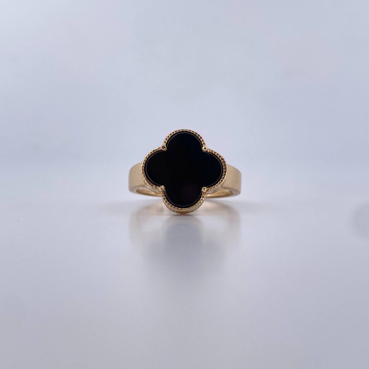 Anillo Trebol 2.85gr / T8 1/4 / Onix Negro  Oro Amarillo 18K $