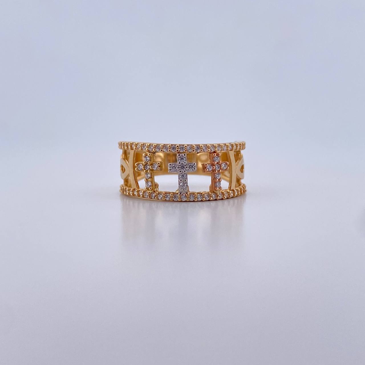 Anillo Argolla Tres Cruces 3.85gr / T7 1/4 / Circones Blancos  Tres Oros 18K $