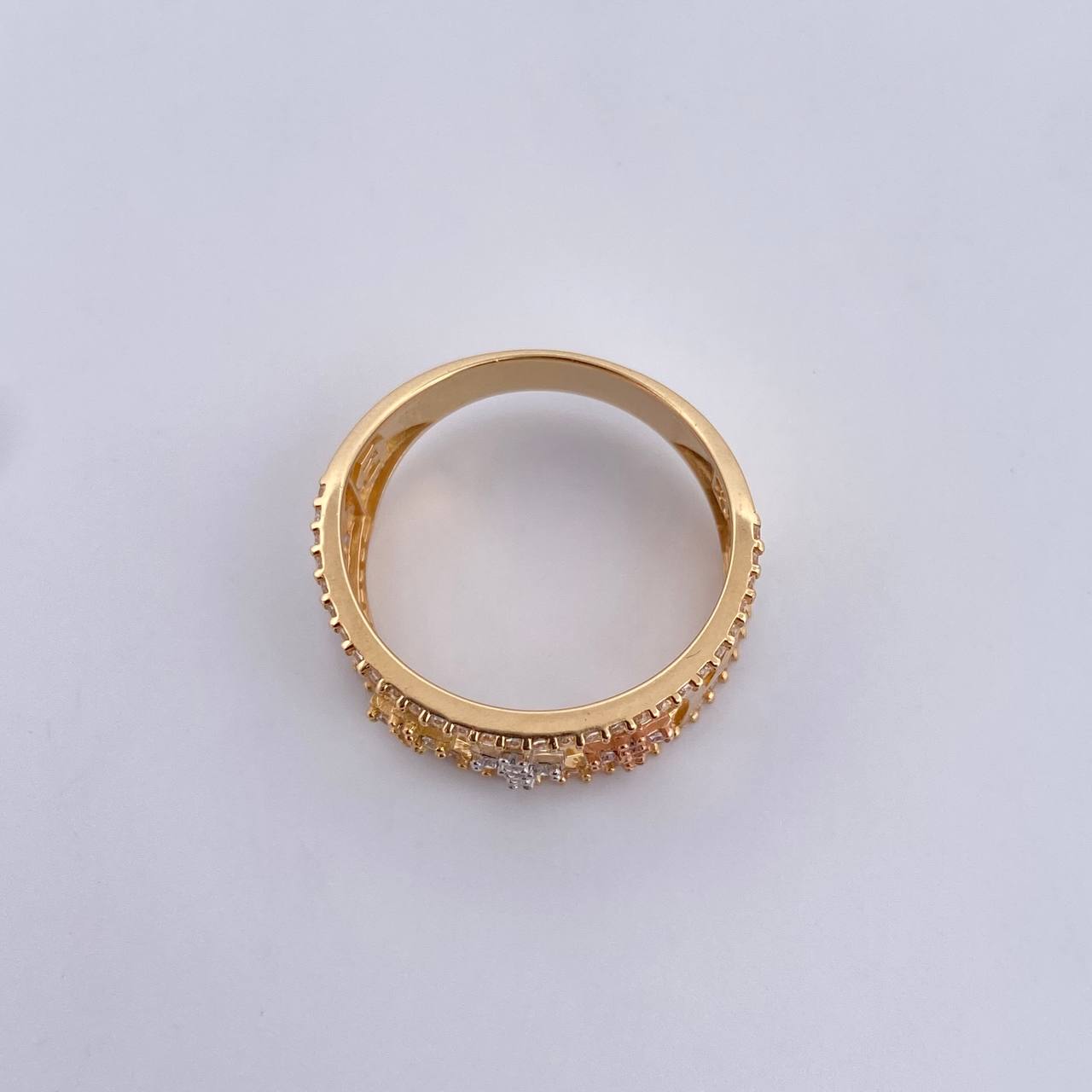 Anillo Argolla Tres Cruces 3.85gr / T7 1/4 / Circones Blancos  Tres Oros 18K $