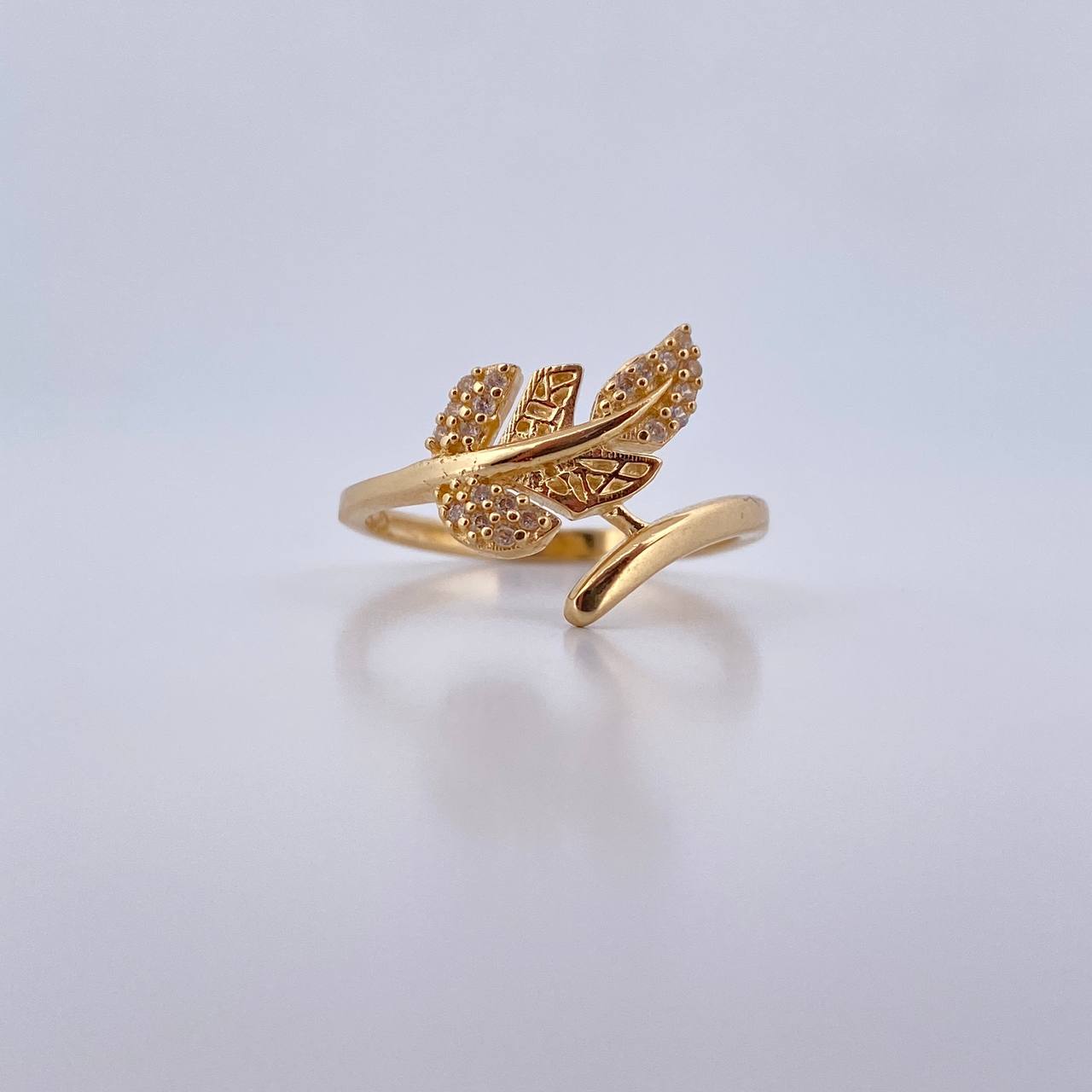 Anillo Hoja 2.4gr / T6 / Circones Blancos Oro Amarillo 18K $